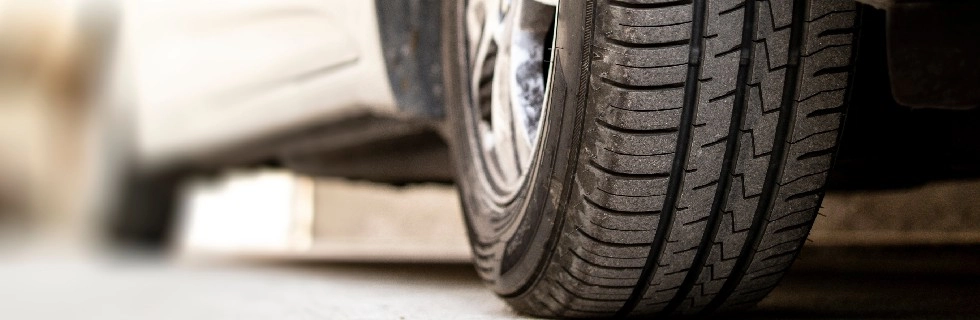 How Smart Tyres Improve Safety and Fuel Efficiency in UAE Conditions?